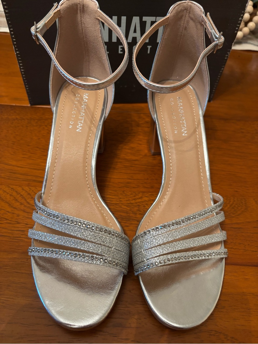 NEW! SZ10 Manhattan CollManhattan Collection Women's Silver Sparkly Strappy Heel